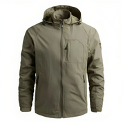 Giacca impermeabile verde oliva con cappuccio, tasca frontale con zip, design sportivo, ideale per attività outdoor. Tessuto resistente e traspirante.