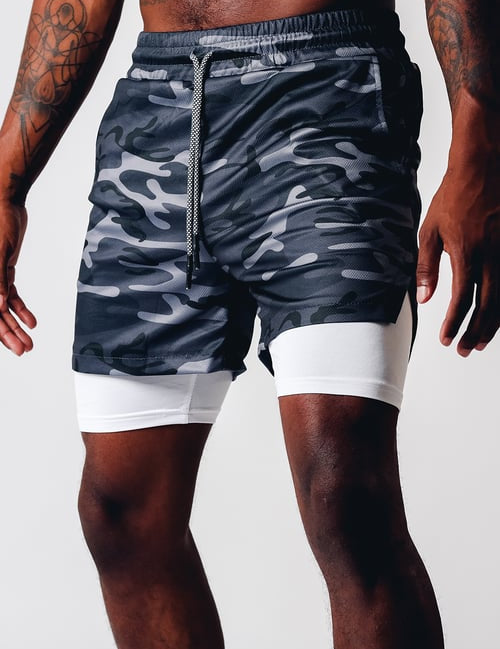 Shorts sportivi mimetici grigio scuro con leggings bianchi integrati, design elastico e traspirante, ideali per allenamento e fitness uomo.
