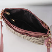 Borsa a tracolla donna in pelle rosa e tessuto stampato, interno spazioso con tasche, chiusura zip, dettagli dorati. Accessorio moda elegante.