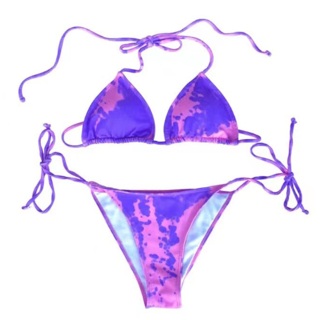 Bikini viola e rosa a due pezzi con laccetti regolabili, design tie-dye. Costume da bagno estivo per donna, moda mare 2023.