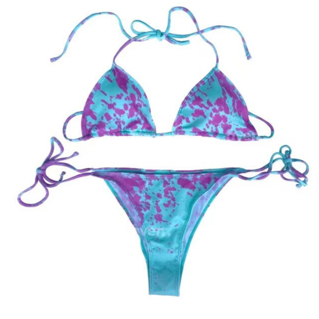 Bikini donna a triangolo, fantasia tie-dye blu e viola, con laccetti regolabili. Costume da bagno estivo, moda mare 2023.