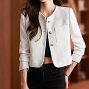 Giacca donna elegante bianca in tweed, bottoni dorati, stile casual chic, perfetta per outfit autunnali e invernali.