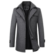 Cappotto uomo invernale grigio, elegante e caldo, con chiusura a bottoni e tasche frontali. Ideale per look formali e casual.