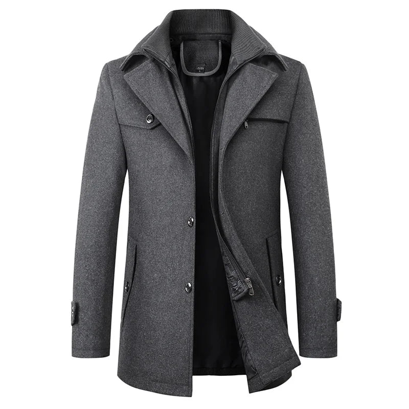 Cappotto uomo invernale grigio, elegante e caldo, con chiusura a bottoni e tasche frontali. Ideale per look formali e casual.