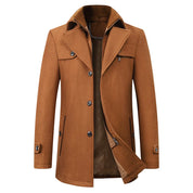 Cappotto uomo marrone elegante, monopetto, con colletto alto e tasche frontali, ideale per autunno inverno. Stile classico e versatile.