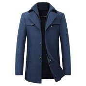 Cappotto uomo blu scuro elegante, doppio petto, con colletto alto e tasche frontali. Giacca invernale moda maschile, abbigliamento casual.