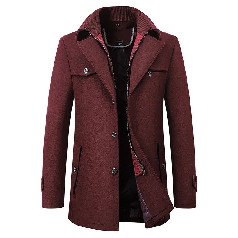Cappotto uomo elegante in lana, colore bordeaux, con bottoni e tasche, ideale per l'inverno. Design classico e moderno, perfetto per occasioni formali.