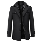 Cappotto uomo elegante nero, doppio petto, con colletto alto e tasche frontali. Ideale per l'inverno, moda maschile, abbigliamento formale.