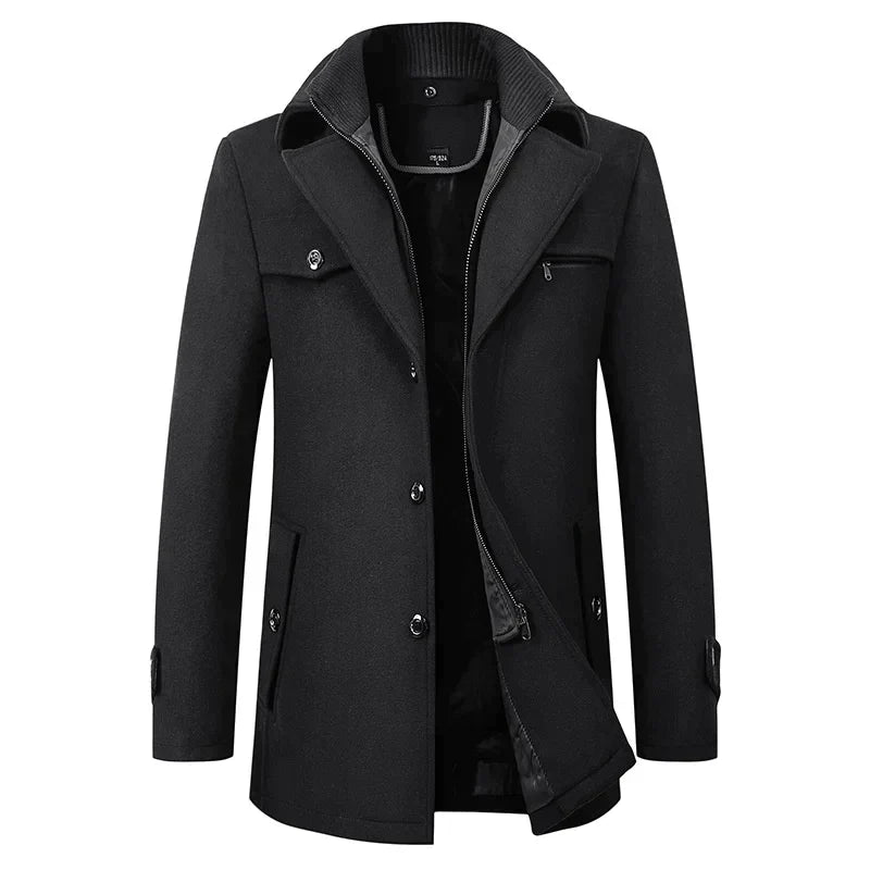 Cappotto uomo elegante nero, doppio petto, con colletto alto e tasche frontali. Ideale per l'inverno, moda maschile, abbigliamento formale.