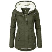 Giacca invernale verde oliva da donna con cappuccio foderato in pelliccia sintetica, chiusura a zip, bottoni e tasche frontali. Perfetta per il freddo.