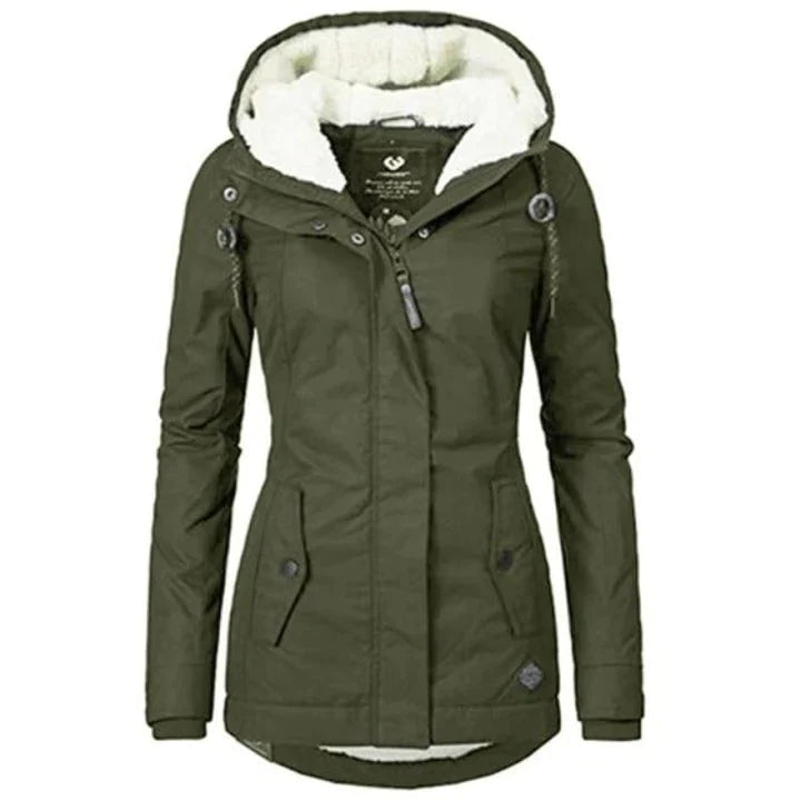Giacca invernale verde oliva da donna con cappuccio foderato in pelliccia sintetica, chiusura a zip, bottoni e tasche frontali.