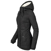Giacca invernale donna nera con cappuccio, imbottitura calda, chiusura zip, tasche frontali. Ideale per freddo, moda autunno inverno.