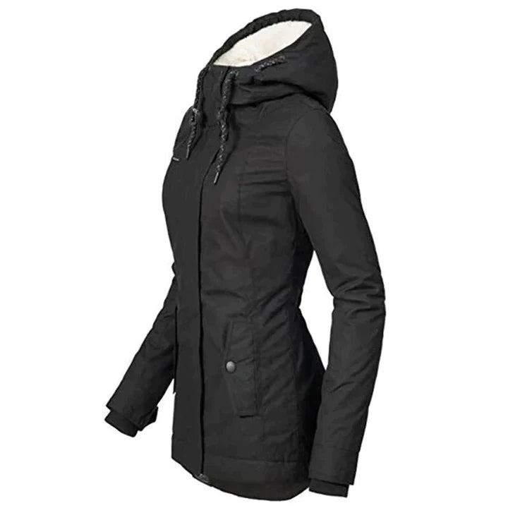 Giacca invernale donna nera con cappuccio, imbottitura calda, chiusura zip, tasche frontali. Ideale per freddo, moda autunno inverno.