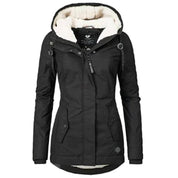 Giacca invernale donna nera con cappuccio foderato in pelliccia sintetica, chiusura zip, tasche frontali. Elegante e calda, ideale per l'inverno.