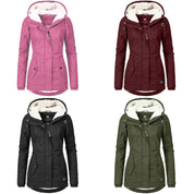 Quattro giacche invernali da donna con cappuccio, colori: rosa, bordeaux, nero, verde. Design elegante, imbottitura calda, perfette per l'inverno.