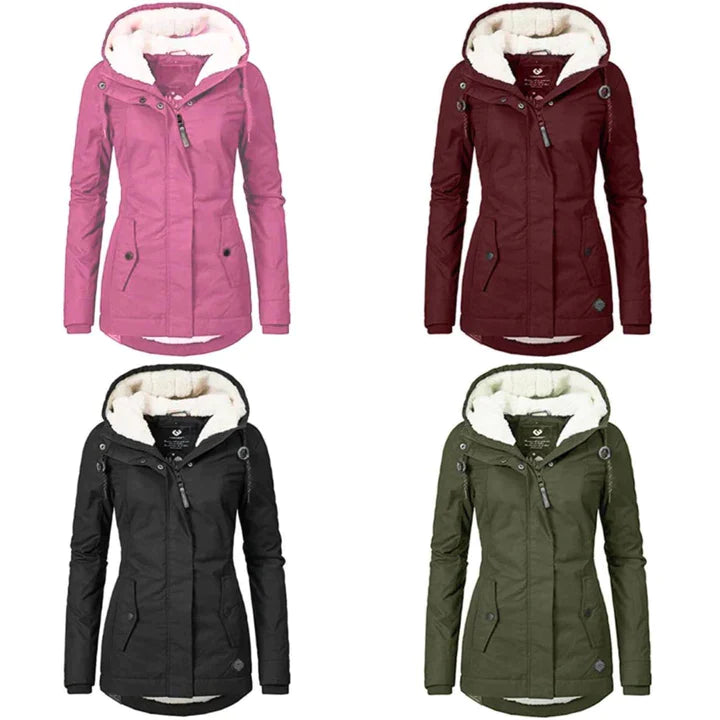 Quattro giacche invernali da donna con cappuccio, colori: rosa, bordeaux, nero, verde. Design elegante, imbottitura calda, perfette per l'inverno.