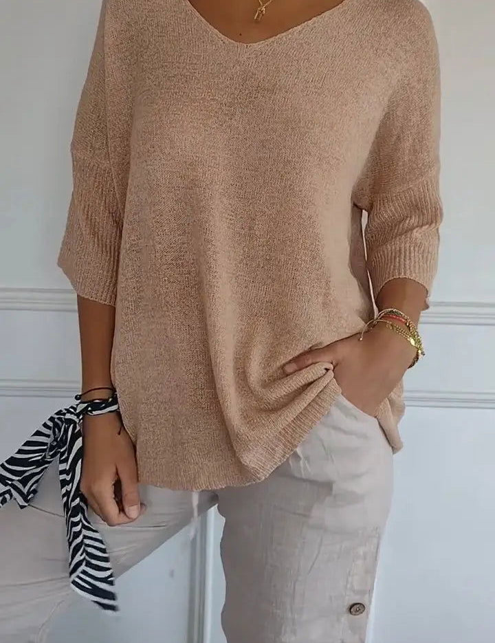 Maglione a righe colorate su sfondo bianco, design casual, moda autunno-inverno, tessuto morbido, ideale per look quotidiani e abbigliamento casual.