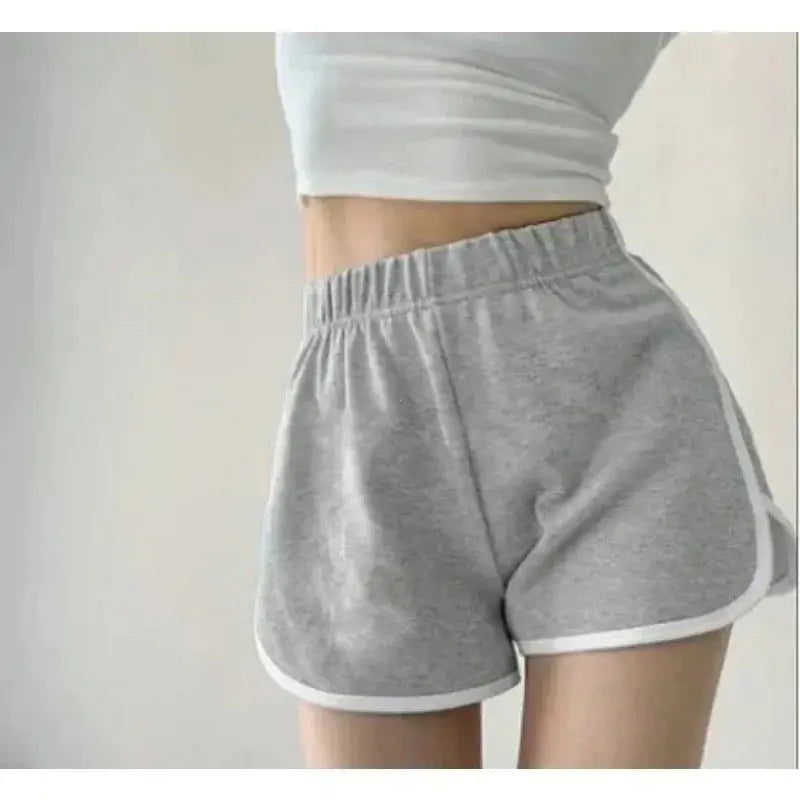 Shorts sportivi grigi da donna, vita alta, tessuto morbido, ideali per allenamento e tempo libero. Stile casual e confortevole.