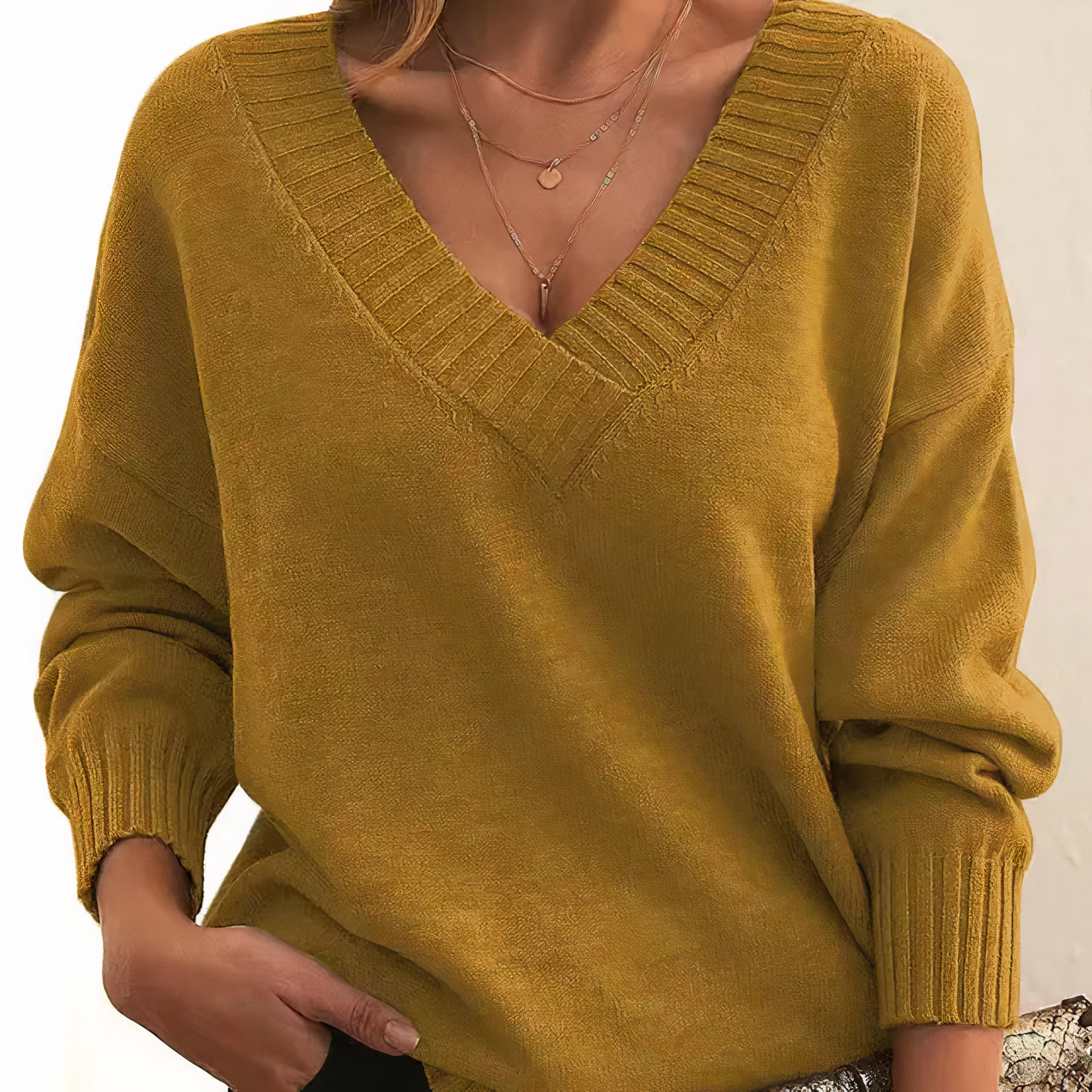 Maglione donna giallo senape, scollo a V, maniche lunghe, stile casual, tessuto morbido, ideale per autunno inverno, moda femminile elegante.
