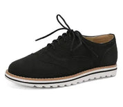 Scarpa stringata nera da donna in pelle, suola in gomma bianca, design casual ed elegante, perfetta per look quotidiani e formali.