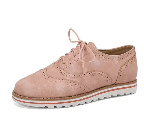 Scarpa Oxford donna rosa in pelle, suola bianca antiscivolo, design traforato elegante, ideale per moda casual e formale.