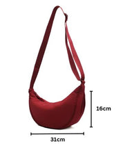 Borsa a tracolla rossa in tessuto, dimensioni 31x16 cm, design moderno e minimalista, ideale per uso quotidiano e casual.