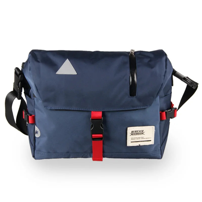 Borsa a tracolla blu scuro con dettagli rossi, tasca con zip, chiusura a fibbia, etichetta frontale. Design moderno e funzionale per uomo e donna.