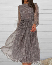 Abito da donna ampio a pois con maniche lunghe e silhouette a trapezio, elegante e casual 1