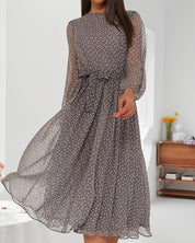 Abito da donna ampio a pois con maniche lunghe e silhouette a trapezio, elegante e casual 2