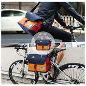 Borsa messenger impermeabile blu e arancione su ciclista urbano, con fibbie in velcro, ideale per pendolari in bicicletta. Accessorio pratico e resistente.