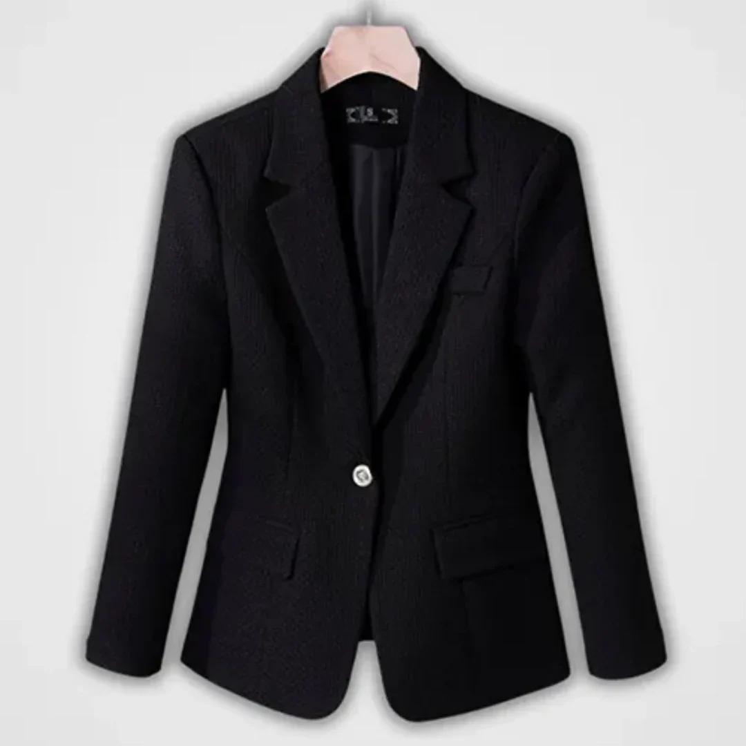 Giacca blazer nero elegante da donna, monopetto, con tasche e colletto classico, ideale per abbigliamento formale e ufficio.