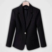 Giacca blazer nero elegante da donna, monopetto, con tasche e colletto classico, ideale per abbigliamento formale e ufficio.