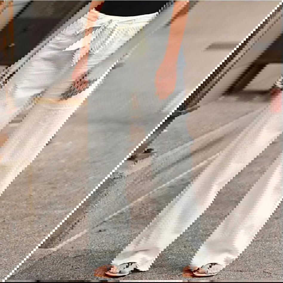 Immagine danneggiata con distorsioni digitali e colori alterati, impossibile identificare l'oggetto principale.