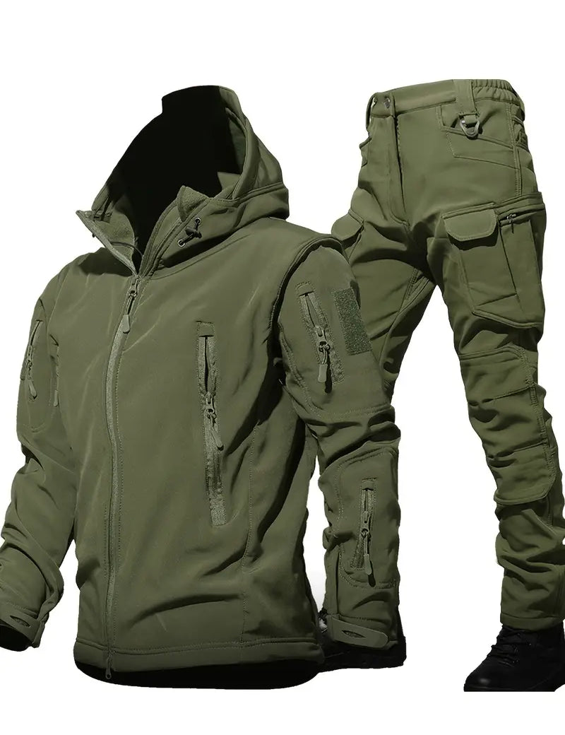 Giacca e pantaloni tattici verde militare, impermeabili, con cappuccio e tasche multiple. Abbigliamento outdoor resistente per escursionismo e avventura.