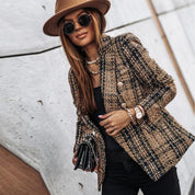 Donna con cappotto in tweed a quadri, cappello marrone, occhiali da sole e borsa nera. Moda autunnale elegante, accessori di tendenza.
