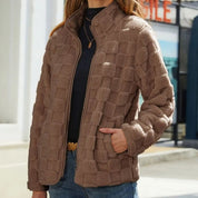 Giacca donna in pile marrone, design a quadri, chiusura zip, tasche laterali. Moda autunno inverno, abbigliamento casual caldo e confortevole.