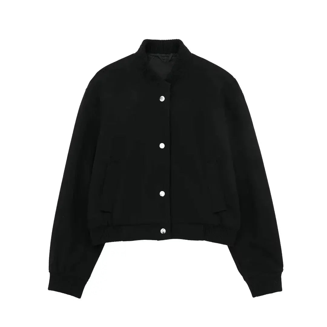 Giacca bomber nera unisex, design minimalista, chiusura a bottoni, polsini elasticizzati, ideale per moda casual e streetwear.