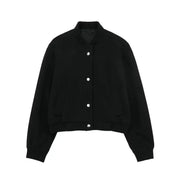 Giacca bomber nera unisex, design minimalista, chiusura a bottoni, polsini elasticizzati, ideale per moda casual e streetwear.