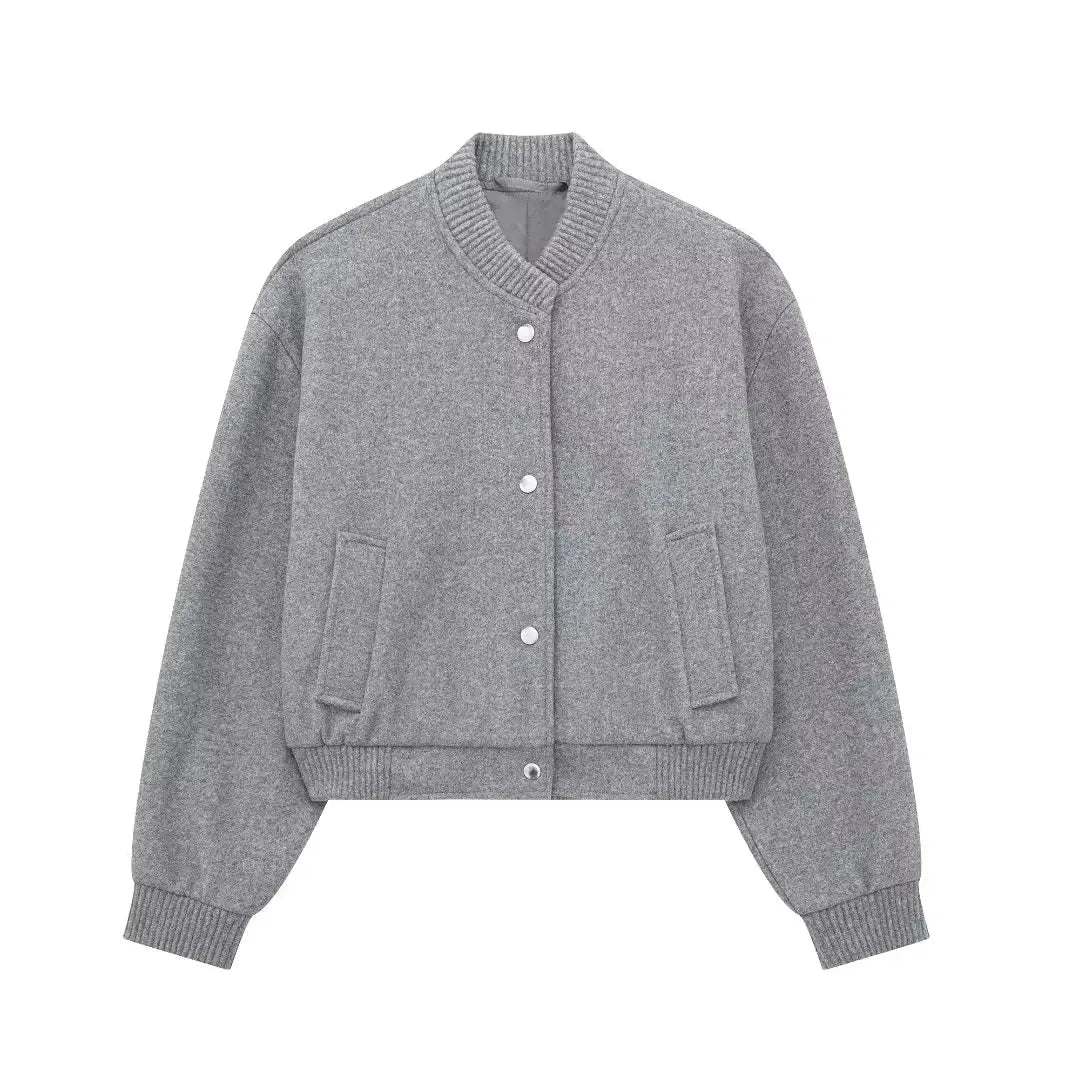 Giacca bomber grigia in lana, design casual, chiusura a bottoni, tasche laterali, colletto e polsini a coste. Moda autunno inverno uomo donna.