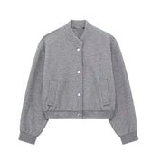 Giacca bomber grigia in lana, design casual, chiusura a bottoni, tasche laterali, colletto e polsini a coste. Moda autunno inverno uomo donna.