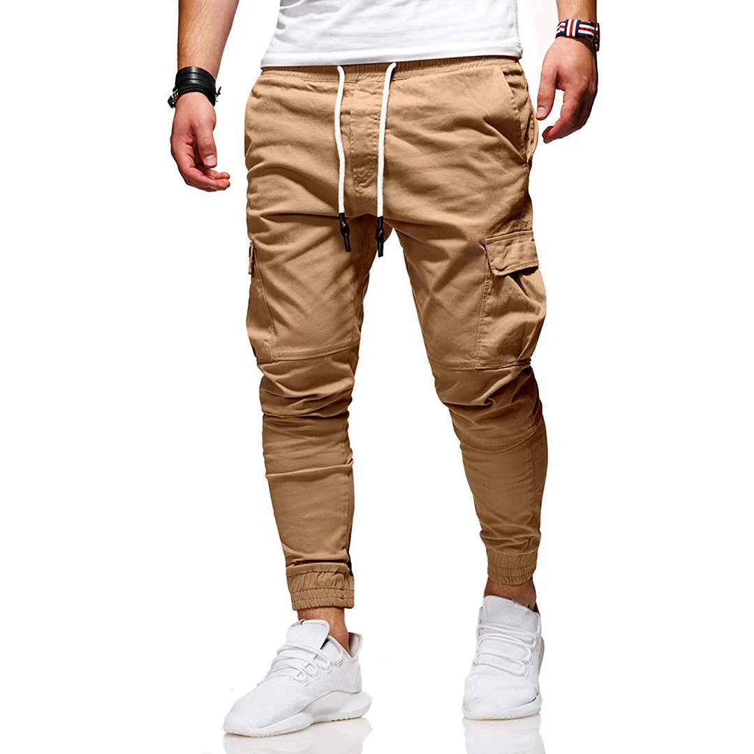 Pantaloni cargo uomo beige, tasche laterali, elastico in vita e caviglie, stile casual, moda streetwear, abbigliamento maschile trendy.