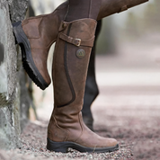 Stivali alti in pelle marrone, suola robusta, design elegante, ideali per equitazione e outdoor. Scarpe resistenti e confortevoli per ogni stagione.