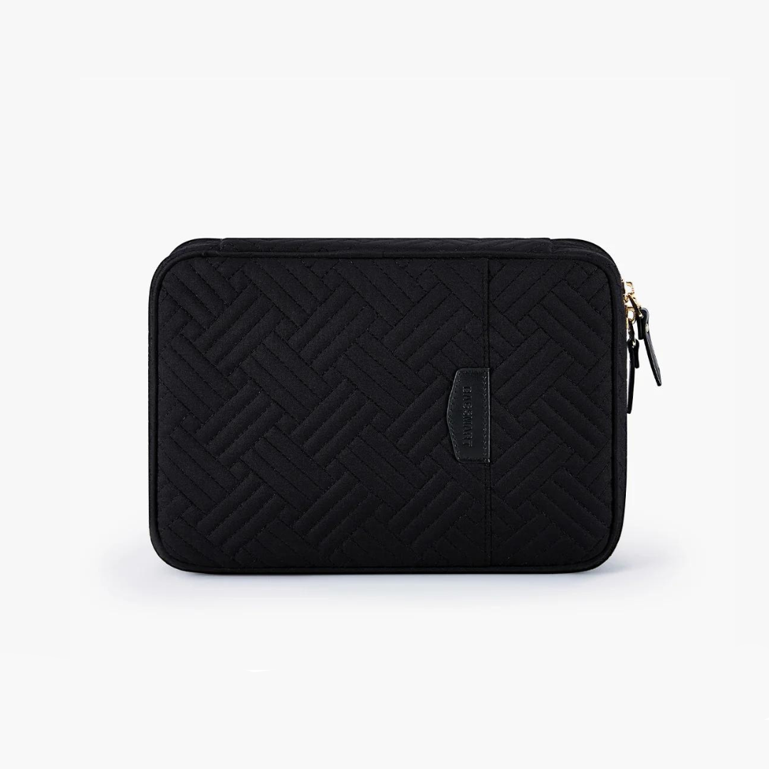 Custodia nera per tablet con motivo intrecciato, chiusura a zip dorata, design elegante e moderno, ideale per protezione e trasporto sicuro.