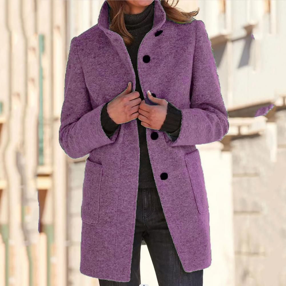 Cappotto donna viola in lana, elegante e caldo, con bottoni neri e tasche frontali, ideale per l'inverno. Moda femminile autunno-inverno.
