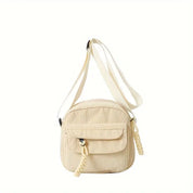 Borsa a tracolla beige in tessuto a coste, tasca frontale con patta, tracolla regolabile, design casual. Accessorio moda donna elegante e pratico.