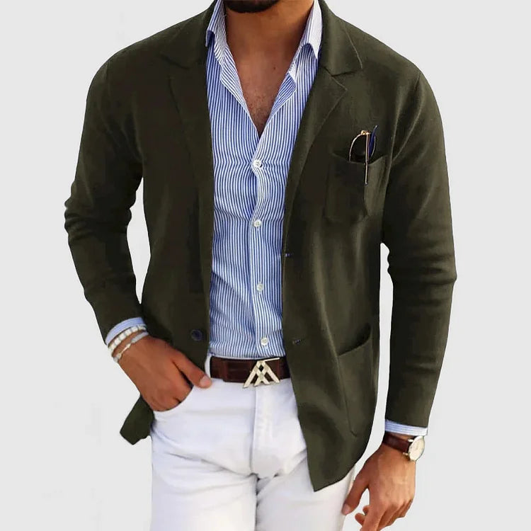 Giacca verde elegante su camicia a righe blu e pantaloni bianchi, look maschile casual chic, moda uomo, outfit primaverile, accessori da polso.