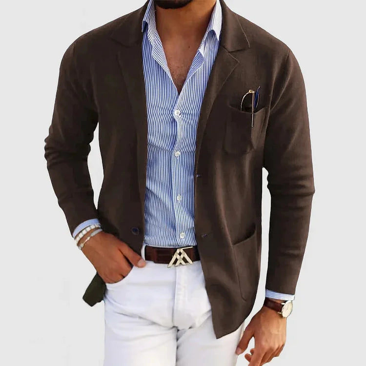 Giacca elegante marrone su camicia a righe blu, pantaloni bianchi, accessori moda uomo. Look casual chic, stile moderno e sofisticato.