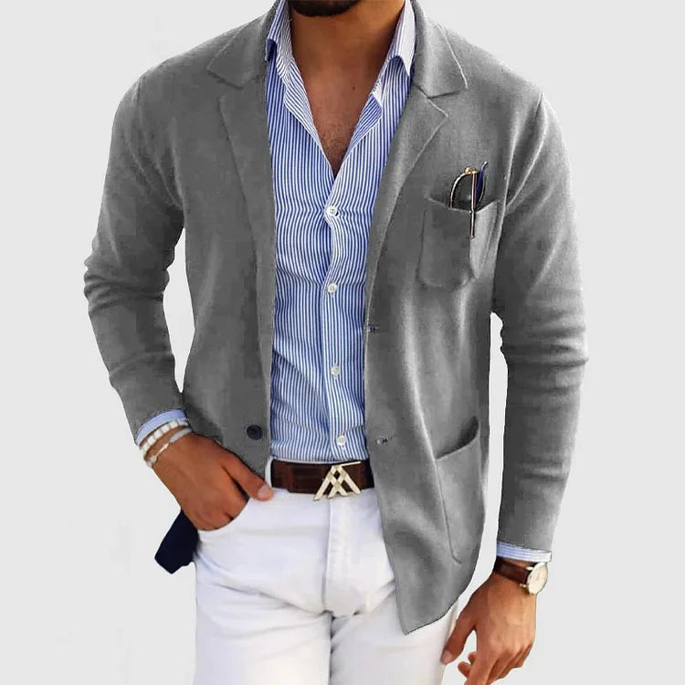 Giacca grigia elegante su camicia a righe blu, pantaloni bianchi. Look maschile moderno, moda uomo, abbigliamento casual chic.