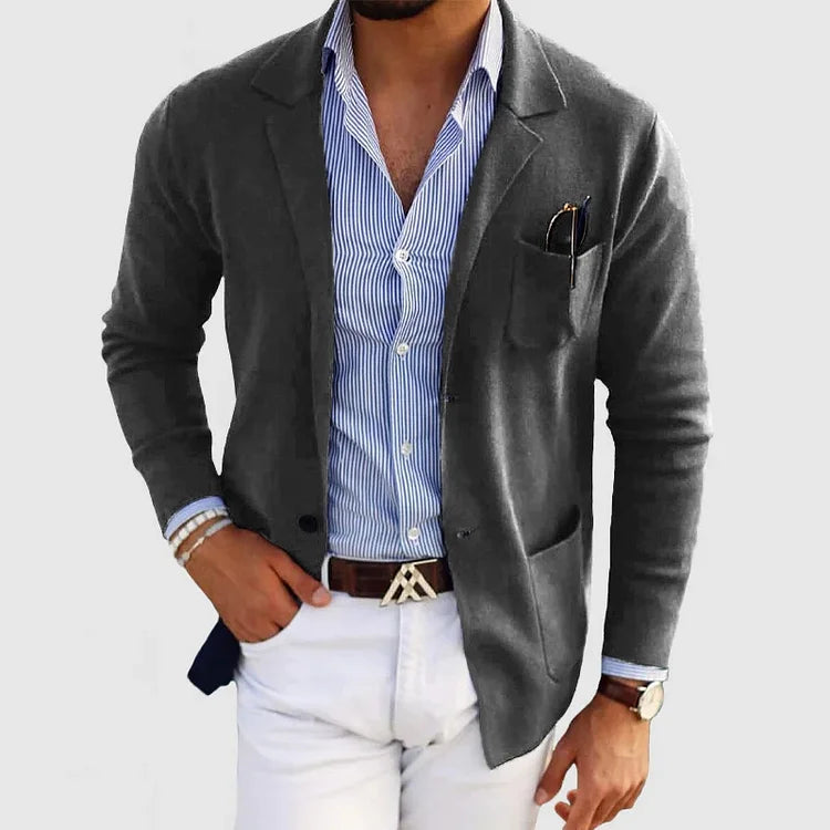 Giacca elegante uomo grigia su camicia a righe blu, pantaloni bianchi. Moda maschile, abbigliamento casual chic, outfit moderno.
