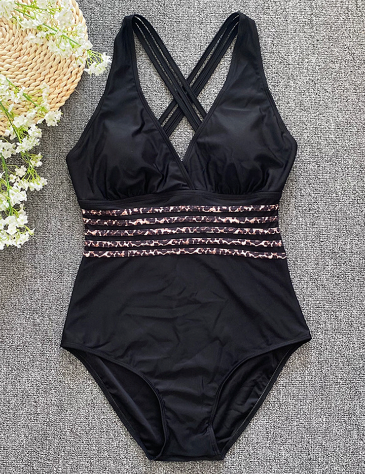 Costume intero nero con scollo a V e dettagli incrociati, decorato con fasce in pizzo floreale. Elegante e alla moda per l'estate.